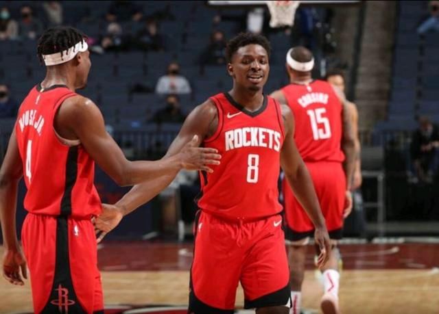 NBA：勇士主场击败小牛 库里三分火力全开