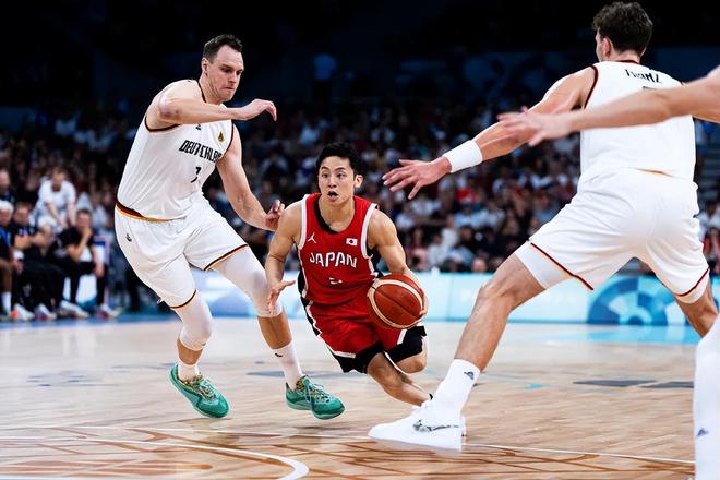 半场-王鹏送点萨里奇点射 青岛海牛暂1-0沧州雄狮